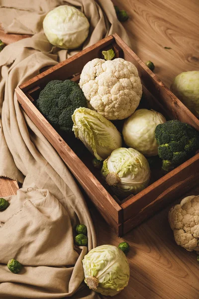 Viele Verschiedene Kohlsorten Der Holzkiste Und Daneben — Stockfoto