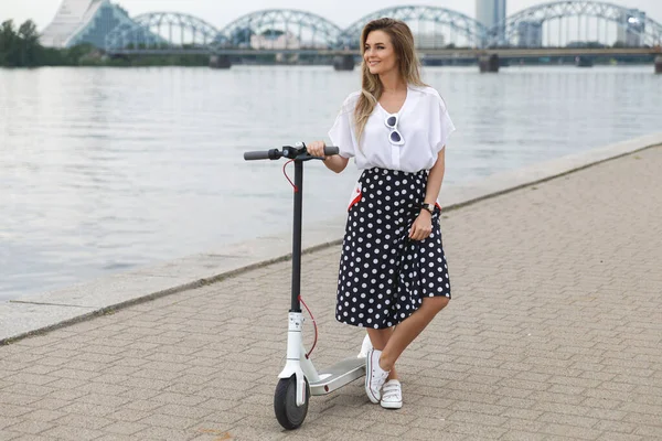 Mulher Jovem Elegante Com Scooter Elétrico Beira Rio — Fotografia de Stock