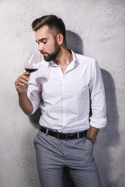Yakışıklı Sakallı Şarap Garsonu Kırmızı Şarap Tadıyor — Stok fotoğraf