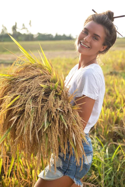 Ecotourism Daily Work Happy Woman Farmer Harvesting Rice Field — Stock Photo, Image