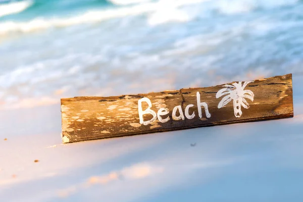 Sinal Madeira Velha Com Letras Praia — Fotografia de Stock