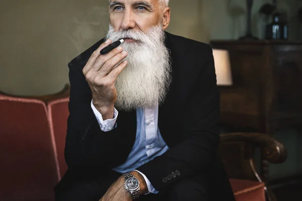 Portret Przystojnego Starszego Mężczyzny Palącego Tytoń System Ogrzewania — Zdjęcie stockowe