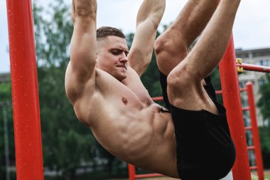 Sokaktaki antrenmanı sırasında kaslı bir genç.