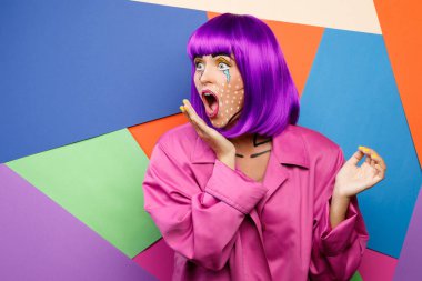 Renkli arka planda pop sanat makyajlı yaratıcı bir model