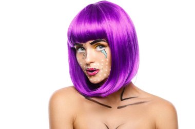 Beyaz arkaplanda izole edilmiş pop sanat makyajlı yaratıcı bir model