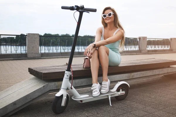 Mujer Joven Elegante Con Scooter Eléctrico Orilla Del Río — Foto de Stock