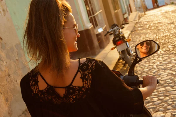Giovane Viaggiatore Donna Guida Scooter Vecchie Strade Della Città — Foto Stock