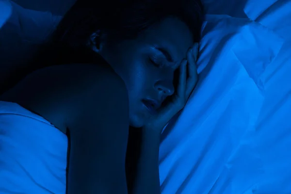 Ung Kvinna Med Huvudvärk Och Sömnlöshet Det Mörka Sovrummet — Stockfoto