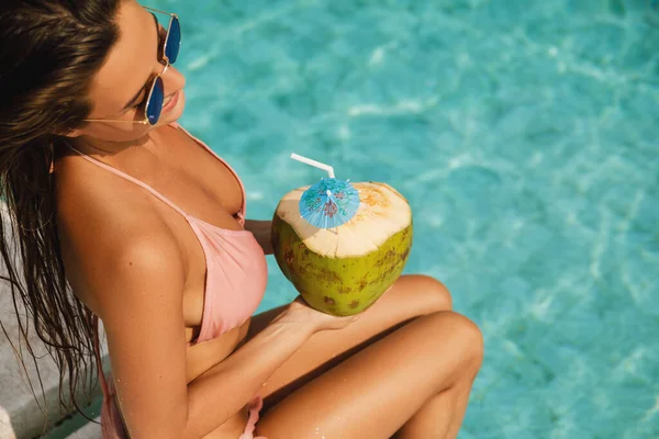 Mujer Feliz Relajándose Piscina Bebiendo Agua Coco — Foto de Stock