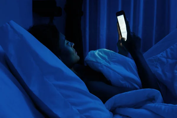 Young Beautiful Woman Using Smartphone Night Time Bed — Stock Photo, Image