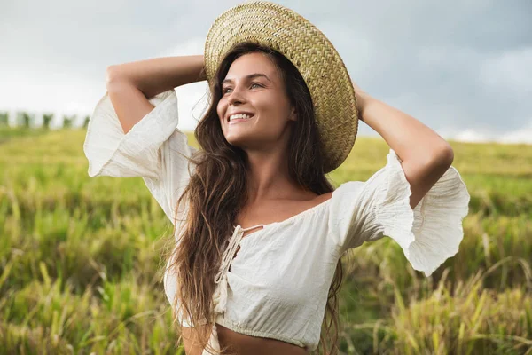 Potret Wanita Cantik Mengenakan Topi Jerami Sawah — Stok Foto