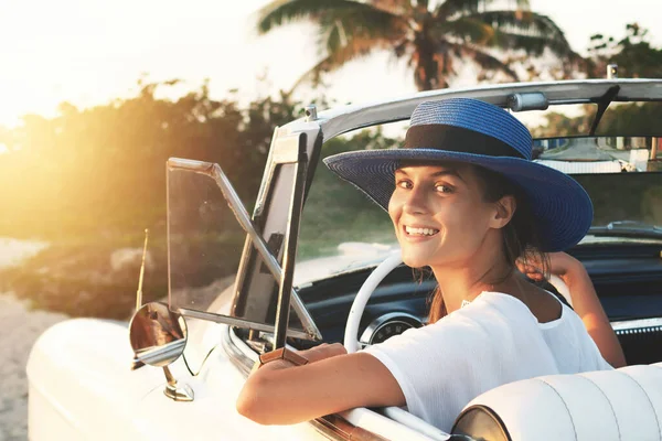 Felice Giovane Donna Auto Convertibile Retrò Accanto Alla Spiaggia Varadero — Foto Stock