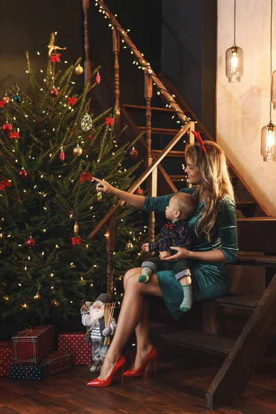 Jeune Mère Heureuse Son Mignon Petit Fils Célèbrent Noël Nouvel — Photo