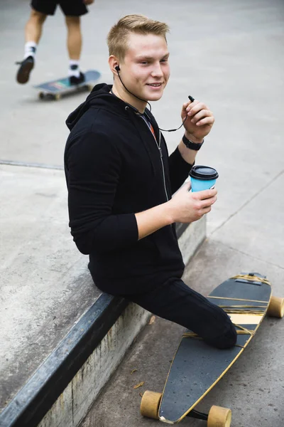 Joven Motivado Chico Discapacitado Con Longboard Skatepark —  Fotos de Stock