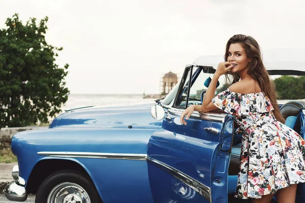 美しく 幸せな女性がレトロコンバーチブル車を運転 — ストック写真