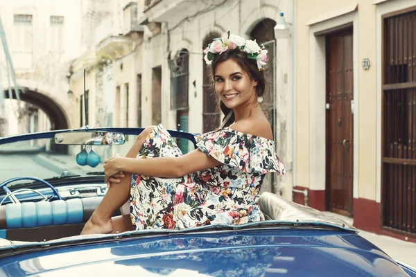 Mujer Con Hermoso Vestido Coche Retro Convertible Ciudad Habana —  Fotos de Stock