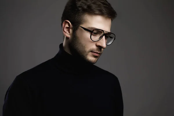 Retrato Joven Inteligente Con Gafas Cuello Polo Doblado — Foto de Stock