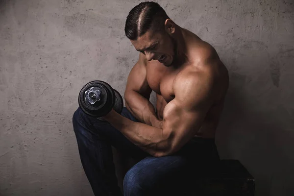 Maciço Brutal Fisiculturista Fazendo Bíceps Curl Exercício Com Haltere — Fotografia de Stock