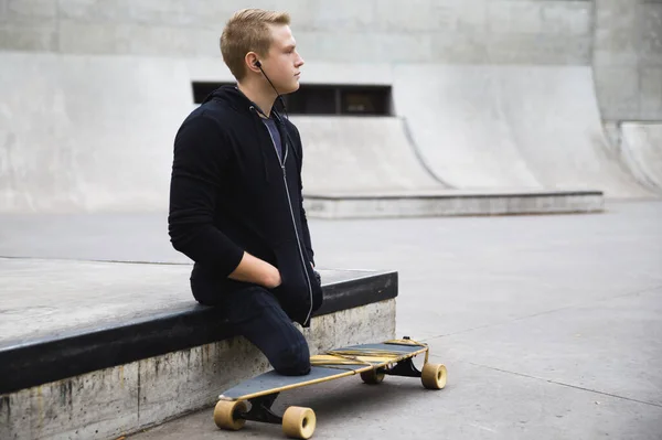 Joven Motivado Chico Discapacitado Con Longboard Skatepark —  Fotos de Stock