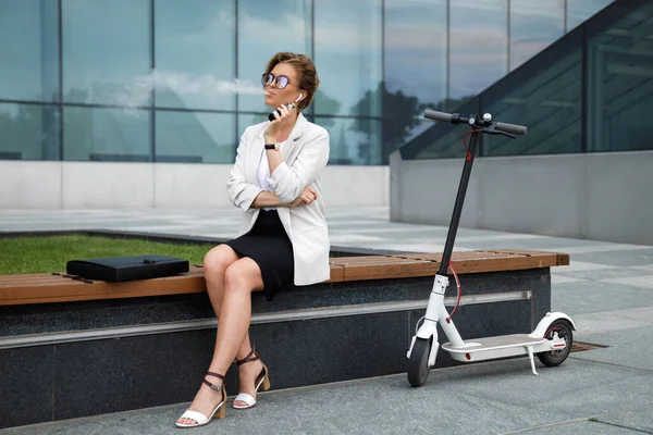 Jovem Elegante Empresária Fumando Vape Depois Seu Trabalho — Fotografia de Stock