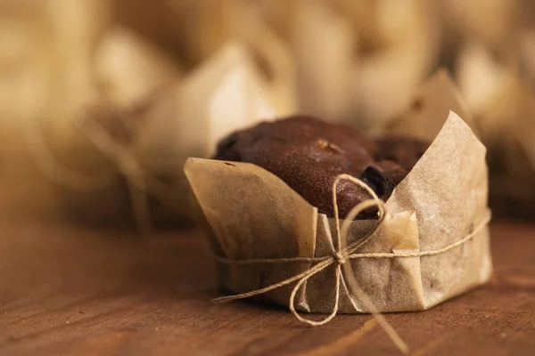 Närbild Välsmakande Chokladmuffins Träbordet — Stockfoto