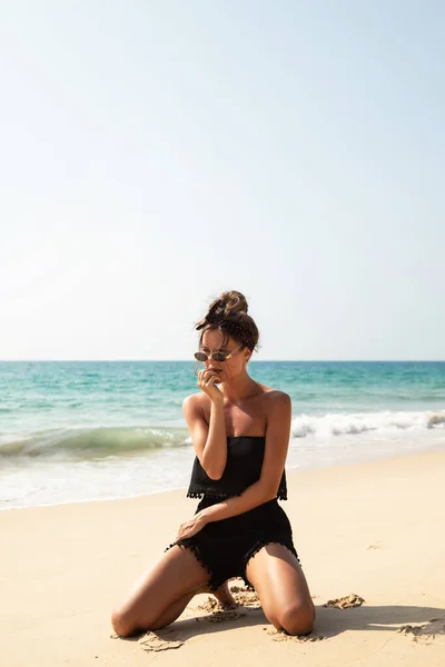 Stylowa Piękna Kobieta Pozująca Plaży — Zdjęcie stockowe