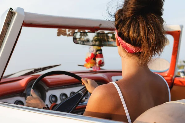 Mulher Bonita Feliz Está Vestindo Bandana Condução Retro Cabriolet Carro — Fotografia de Stock