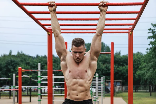 Junger Muskulöser Mann Macht Klimmzüge Reck — Stockfoto
