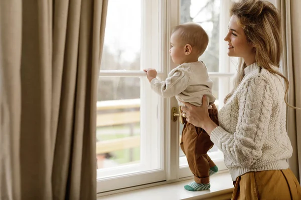 Jeune Belle Mère Son Petit Fils Portant Des Pulls Chauds — Photo