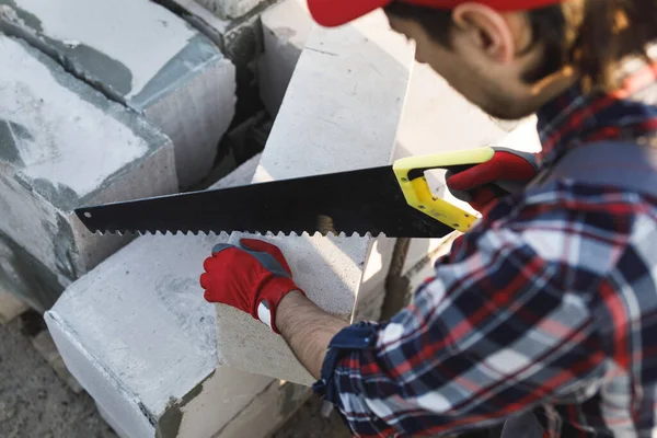 Professional Bricklayer Sawing Autoclaved Concrete Blocks — Stock Photo, Image