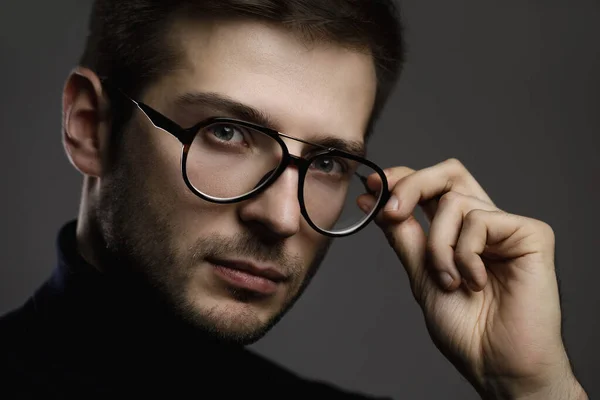 Retrato Joven Inteligente Con Gafas Cuello Polo Doblado — Foto de Stock