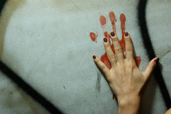Крупный План Женской Руки Кровавыми Следами Стене — стоковое фото