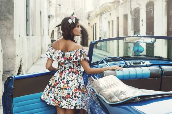 Женщина Красивом Платье Ретро Кабриолете Гаване — стоковое фото