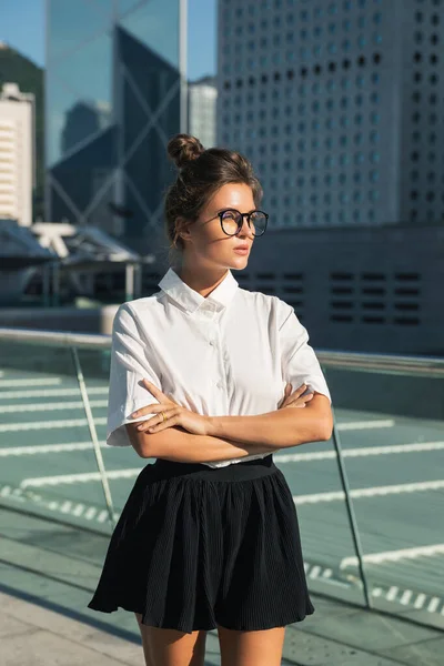 Mujer Joven Con Ropa Casual Inteligente Las Calles Ciudad Moderna —  Fotos de Stock