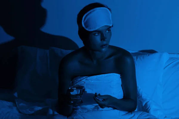 Karanlık Yatak Odasında Bir Bardak Uyku Haplarıyla Genç Bir Kadın — Stok fotoğraf