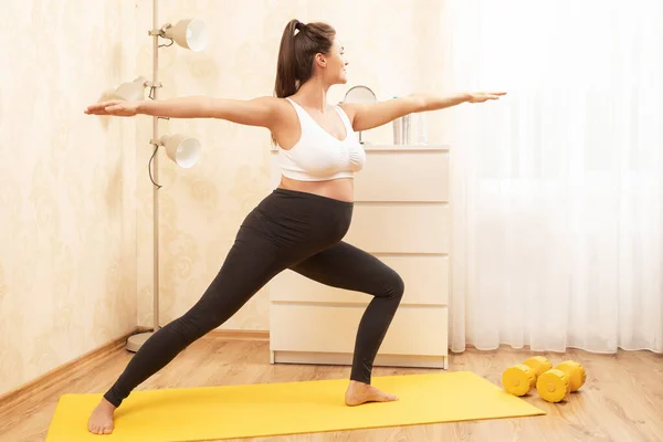 Jeune Femme Enceinte Pendant Son Entraînement Yoga Maison — Photo