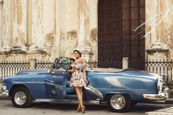 Mulher Vestindo Vestido Bonito Carro Retro Conversível Cidade Havana — Fotografia de Stock