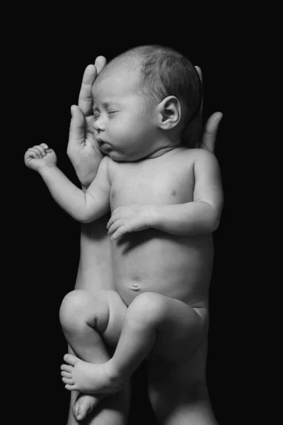 Bebê Recém Nascido Bonito Nas Mãos Mãe Fundo Preto — Fotografia de Stock