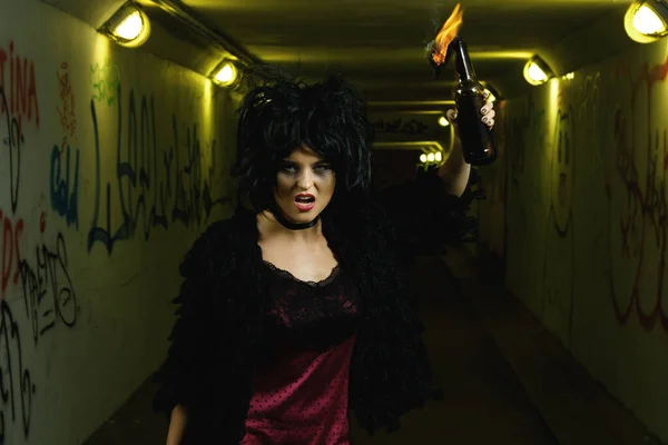 Femme Bizarre Dans Tunnel Obscur Avec Une Bombe Essence Dans — Photo