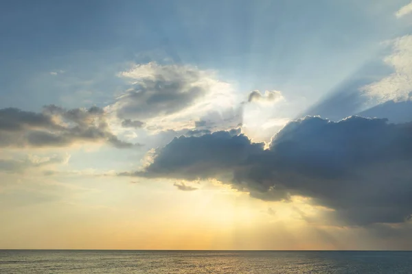Gyönyörű Nap Ragyog Felhők Között Tenger Felett — Stock Fotó