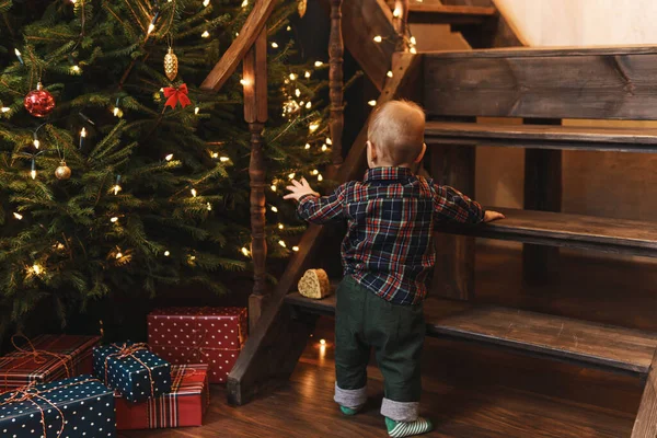 可愛いです男の子身に着けていますチェックシャツに家でクリスマスの前夜 — ストック写真