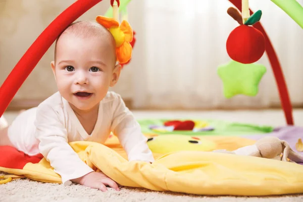 Küçük Şirin Bebek Paspasın Üstünde Oynuyor — Stok fotoğraf
