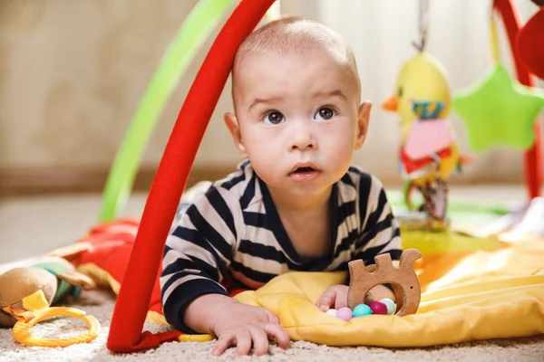 Niedliches Kleines Baby Spielt Auf Der Aktivitätsmatte — Stockfoto