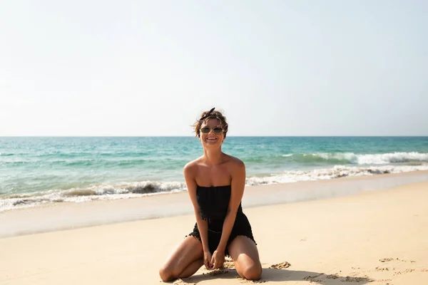 Стильная Красивая Женщина Позирует Пляже — стоковое фото