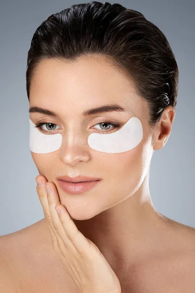 Young Beautiful Woman Hydrating Eye Patches Her Eyes — Stock Photo, Image