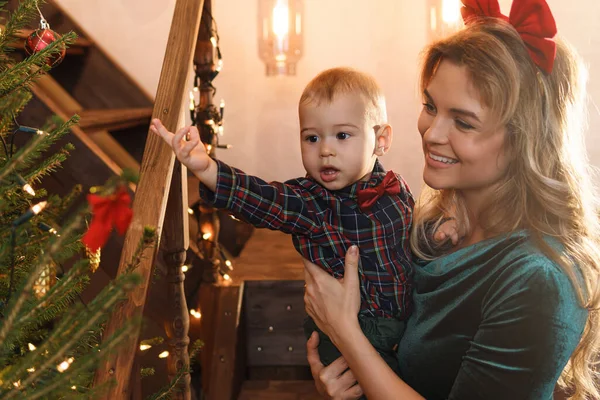 Mladá Šťastná Matka Její Roztomilý Malý Syn Oslavují Vánoce Nebo — Stock fotografie