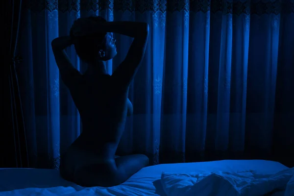 Silueta Mujer Desnuda Que Sienta Cama Luz Luna — Foto de Stock