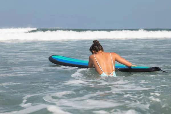 Mulher Cansada Surfista Está Tentando Entrar Linha Através Ondas Durante — Fotografia de Stock