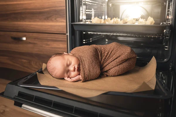 Bebê Recém Nascido Bonito Está Deitado Bandeja Forno Com Muffins — Fotografia de Stock