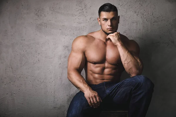Enorme Brutale Bodybuilder Poserend Naast Betonnen Muur — Stockfoto